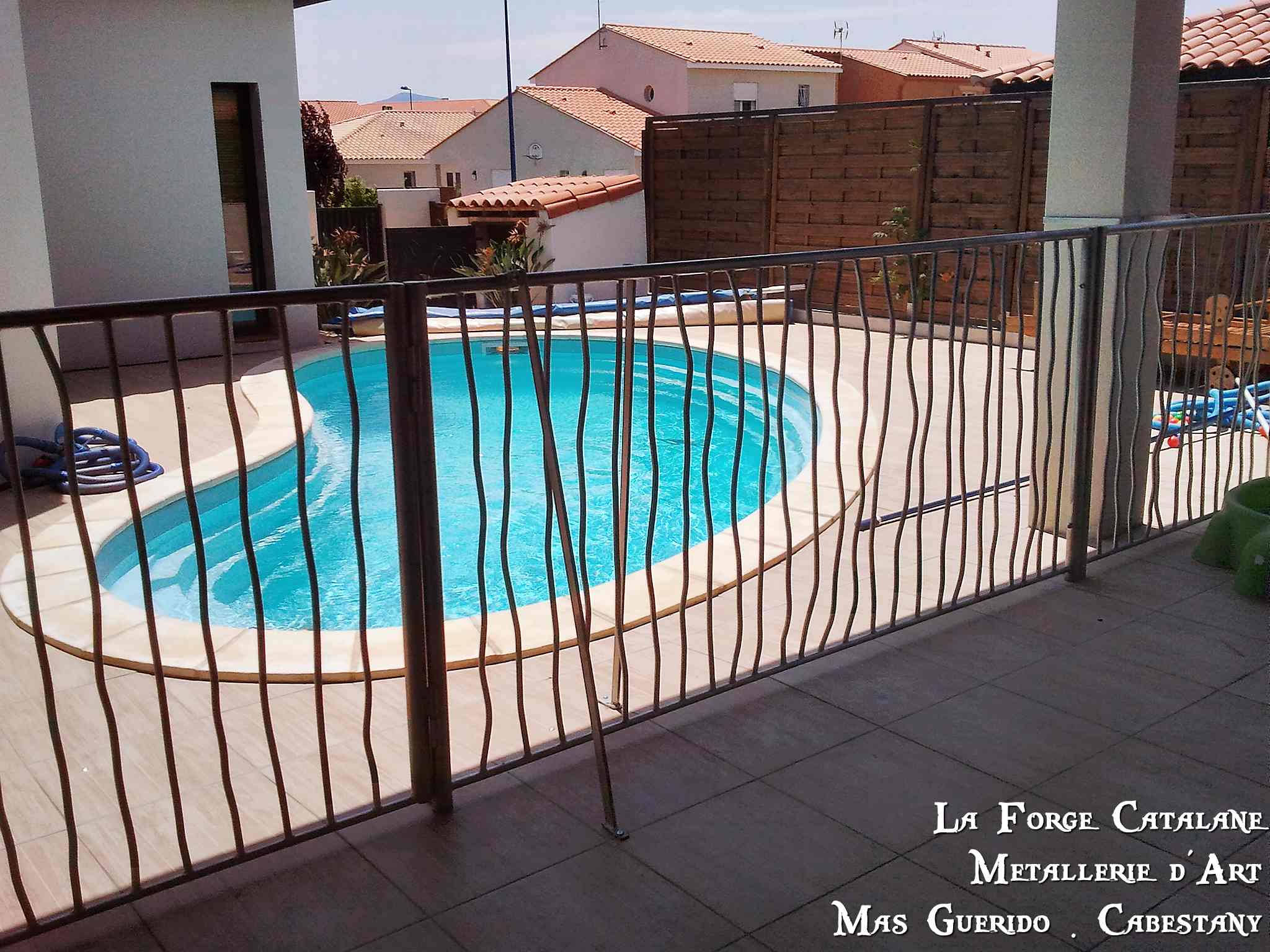 Garde corps protection piscine barreaux tordus forge catalane.jpg